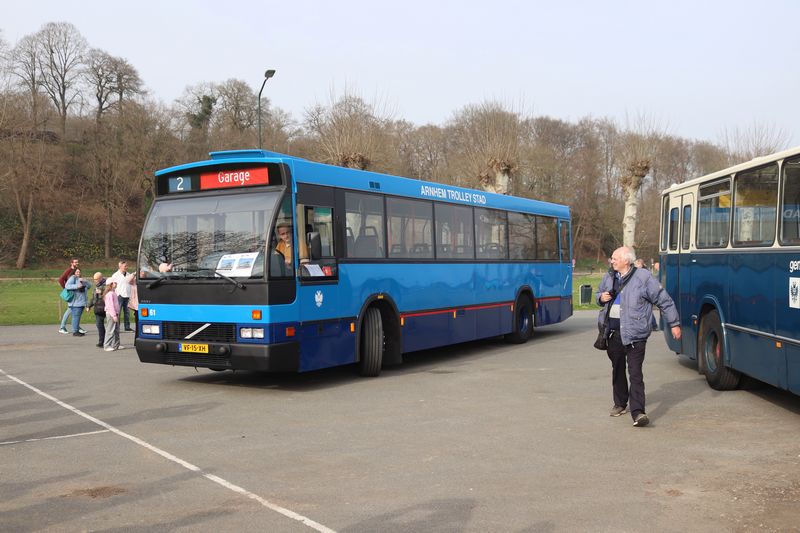 Rondrit met museumbussen door Arnhem
